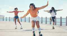 朋友健身辊滑冰海滩夏天集团年轻的基因女孩男孩滑冰自由微笑快乐活跃的人骑叶片散步假期假期