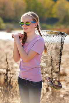 好一天钓鱼年轻的女孩钓鱼网