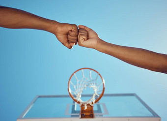 手篮球朋友团队拳头撞游戏培训实践匹配篮球法院有竞争力的运动员人团结团结联盟玩体育爱好健身