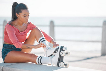 健身锻炼快乐女人辊滑冰海滩阳光明媚的一天内容准备锻炼在户外活跃的女享受免费的时间爱好锻炼有氧运动有趣的