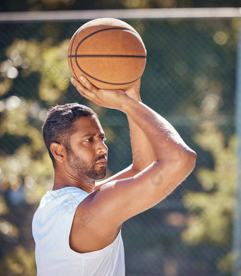 篮球球员体育培训健身男人。球准备好了拍摄扔玩户外法院运动员锻炼活跃的游戏健康健康