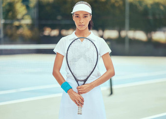 网球球员运动员体育女人培训练习匹配游戏球拍户外法院活跃的健身女孩准备好了健康锻炼竞争