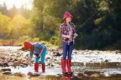 他们钩状的钓鱼年轻的女孩钓鱼河