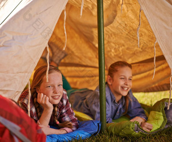 完全内容帐篷年轻的女孩放松帐篷野营旅行