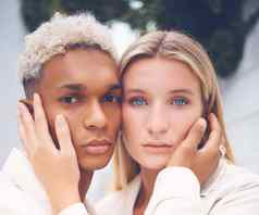 爱跨种族夫妇肖像拥抱年轻的非洲男人。白色女人浪漫的有吸引力的有爱心的多民族的人拥抱多样化的的关系