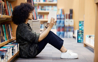 大学图书馆书女孩学生学习阅读研究学校书架上知识教育校园大学年轻的少年信息情报