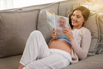 书答案怀<strong>孕婴</strong>儿问题年轻的怀孕了女人阅读婴儿书首页