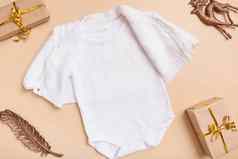白色婴儿紧身衣裤模型标志文本设计米色背景冬天decotations前视图