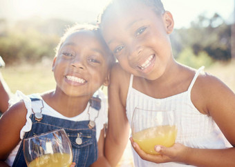 汁维生素快乐孩子们野餐夏天肖像绿色公园花园户外假期假期青年健康快乐孩子们喝健康的水果喝镜头耀斑微笑