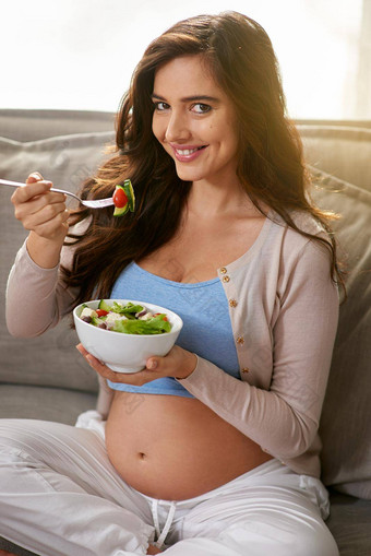 婴儿爱吃有机食物怀孕了女人吃健康的沙拉首页
