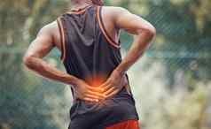 运动适合男人。较低的回来疼痛在户外持有按摩累了应变肌肉脊髓受伤肌肉发达的黑色的男人。抽筋炎症燃烧痛肌肉寻求救援