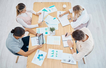 市场营销广告团队规划策略文书工作会议办公室设计团队合作协作分析业务图图表数据纸文档