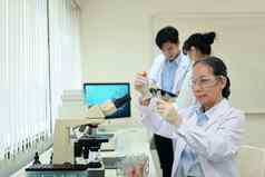 高级女研究科学家进行实验实验室医学微生物学发展概念