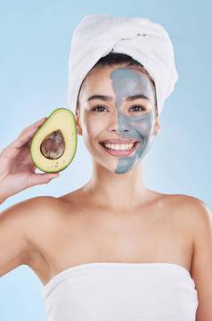 鳄梨脸面具美护肤品食物皮肤健康产品营养饮食蓝色的模型工作室背景肖像快乐健康的巴西女孩化妆品水果