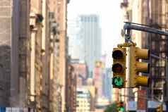 黄色的交通灯街纽约城市