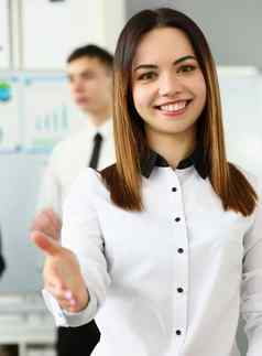 微笑年轻的业务女人礼貌地问候公司办公室