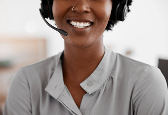 调用中心客户支持电话销售女人顾问咨询调用耳机crm销售联系女员工工作桌子上办公室