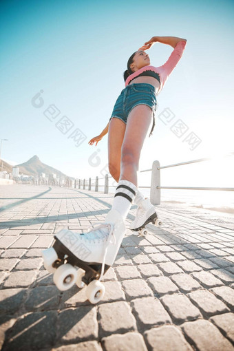 女孩放松辊滑冰旅行旅程人行道上健身健康培训锻炼耀斑女人有趣的城市冒险旅行辊叶片锻炼底视图