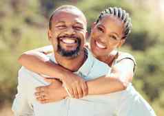 脸肖像非洲夫妇自然拥抱爱日期公园夏天微笑护理花园春天快乐放松男人。女人太阳走绿色农村假期