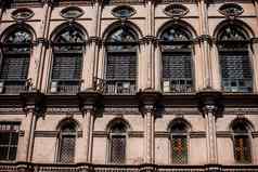 建筑对称的拍摄窗户建筑