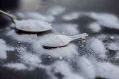 生粉烘焙苏打水古董勺子木表面塑料勺子水平拍摄
