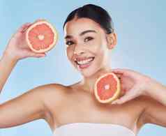 葡萄柚护肤品脸饮食健康快乐健康的皮肤医疗保健吃健康的水果营养肖像美女人工作室蓝色的背景