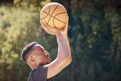 篮球体育锻炼锻炼男人。健身健康有氧运动培训焦点心态运动员拍摄球实践目的体育运动游戏匹配在户外法院
