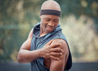 体育手臂受伤黑色的男人。按摩锻炼疼痛紧急援助肌肉健身事故持有二头肌沮丧人网球疼痛运动员压力户外培训