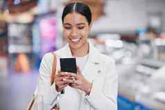 快乐女人电话阅读有趣的社会媒体模因互联网购物中心女微笑折扣优惠券发短信联系移动智能手机零售购物