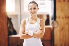 肖像快乐运动员健身房女人个人教练教练动机体育培训健身健康锻炼准备好了微笑骄傲健康的锻炼强大的身体生活方式