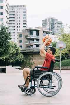 残疾男人。玩篮球城市