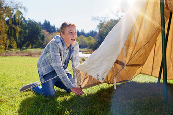 一步投手帐篷年轻的男孩把帐篷野营旅行