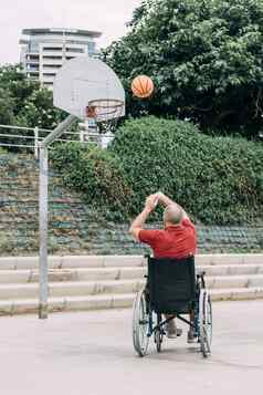 残疾男人。扔球篮子