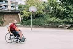 男人。轮椅玩篮球法院