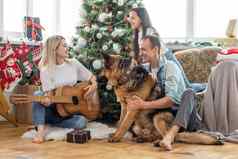 快乐家庭可爱的狗有趣的圣诞节树大气情感时刻快乐圣诞节快乐一年概念