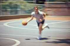 篮球球员体育培训活跃的适合快男人。玩游戏户外法院专业运动员锻炼健康健康实践匹配