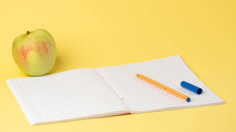 开放网纹笔记本笔苹果黄色的背景研究