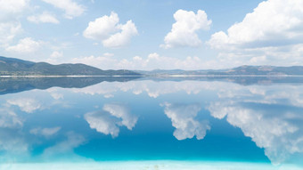 天空云反映了水湖平静<strong>水光</strong>滑的背景