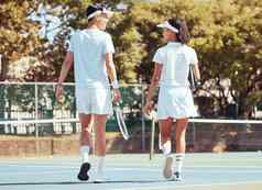 网球体育运动团队合作朋友走体育法院夏天健身锻炼培训男人。女人准备好了锻炼游戏匹配健康生活方式