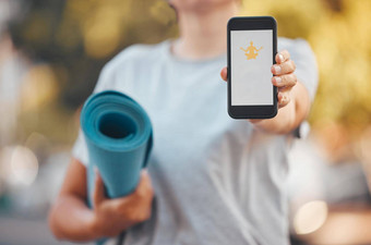 智能手机瑜伽软件模拟应用程序广告市场营销户外绿色公园散景健康健身女人席手手机移动下载网站中介标志