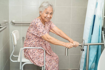 亚洲高级上了年纪的夫人女人病人厕所。。。浴室处理安全护理<strong>医</strong>院病房健康的强<strong>大</strong>的<strong>医</strong>疗概念