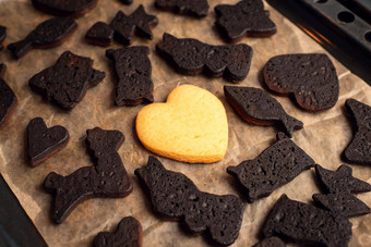 美味的饼干形状心中间黑色的烧酥饼形式烘焙表
