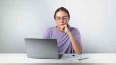 沉思的女孩移动PC笔记本笔远程学习在线教育