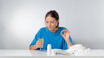 女人药丸手玻璃水治疗感冒流感
