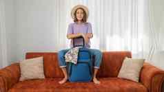收集旅行女人手提箱首页沙发上期待旅行