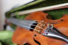 小提琴用带系上专业音乐的仪器
