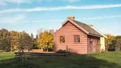 全景视图农场景观房子秋天季节树橙色红色的绿色叶子绿色场