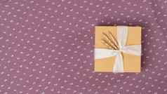 礼物盒子白色丝带紫色的背景