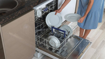 女人折叠清洁菜洗碗机