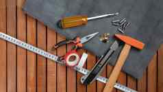 工具工具包木背景螺丝刀锤线刀具